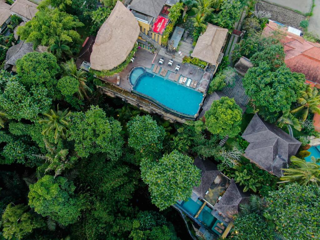 Bazén v ubytování The Sankara Suites and Villas by Pramana nebo v jeho okolí