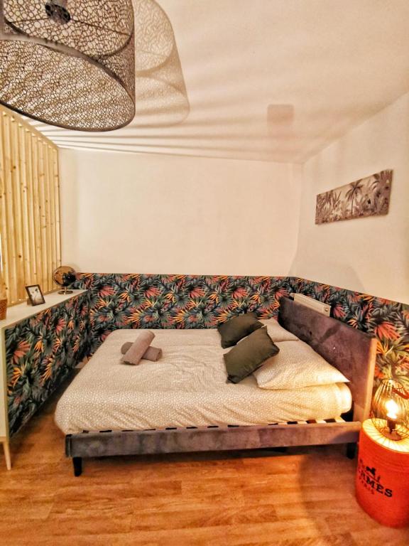 un lit dans un salon avec publicitéatronatronstrationstrationstrationstration dans l'établissement Les 4 Reflets de la Marne, à Pomponne