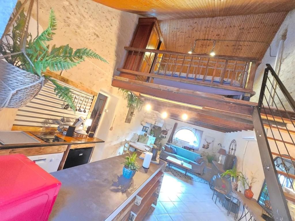 Una vista aérea de una cocina y sala de estar. en Une nuit au domaine, en Saint-Léonard-en-Beauce