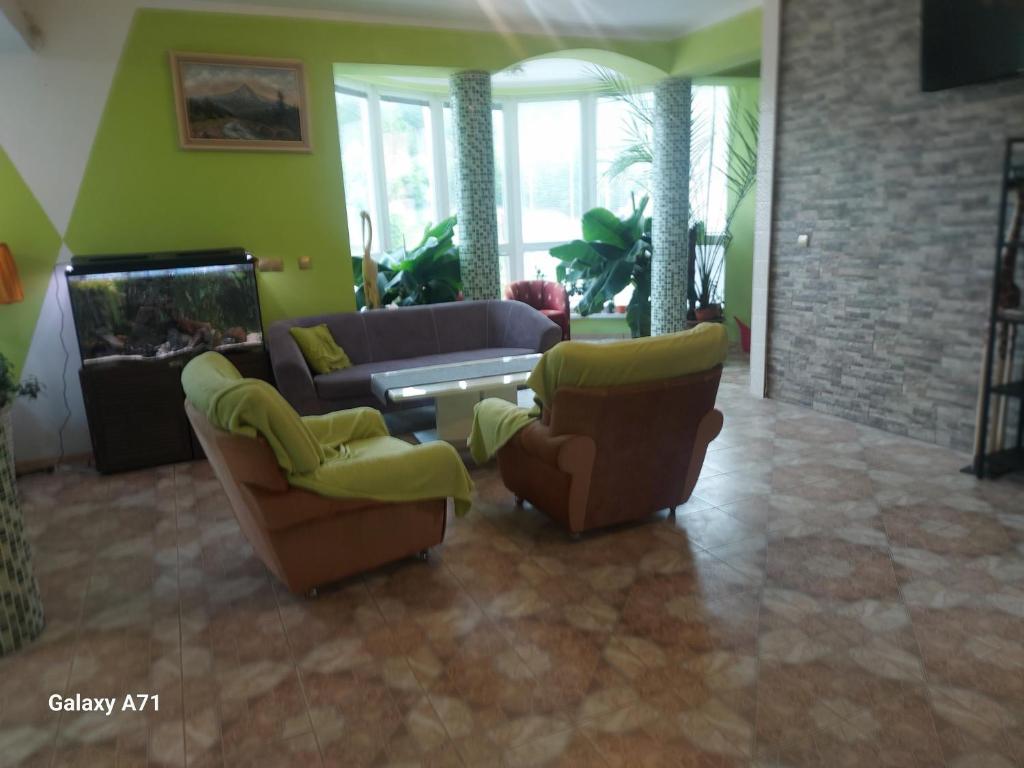 A television and/or entertainment centre at Prenájom v súkromí Krompachy