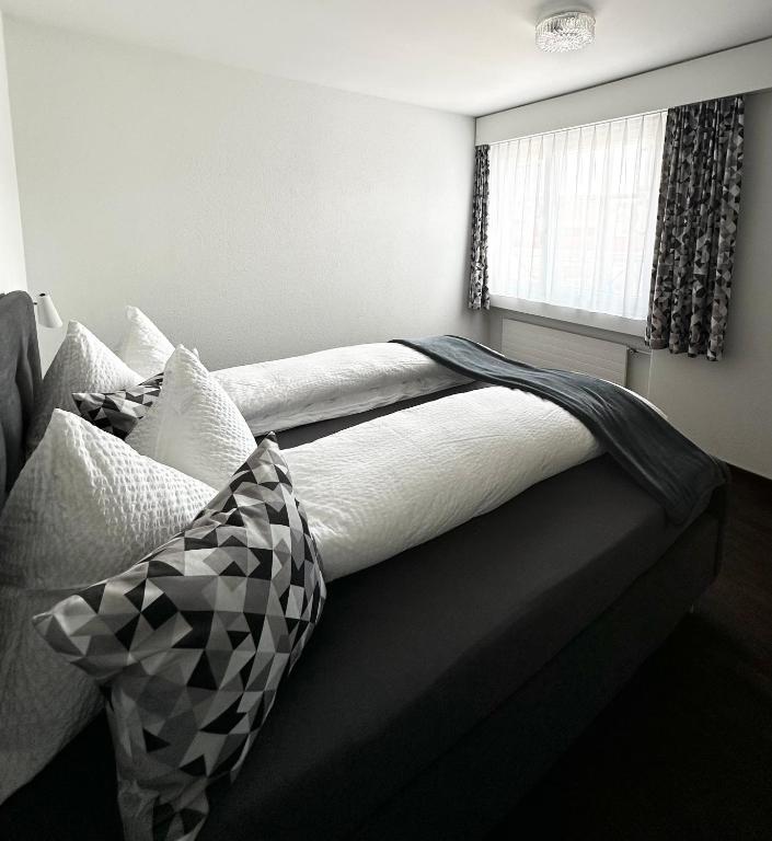 Postel nebo postele na pokoji v ubytování Hotel B&B Stossplatz