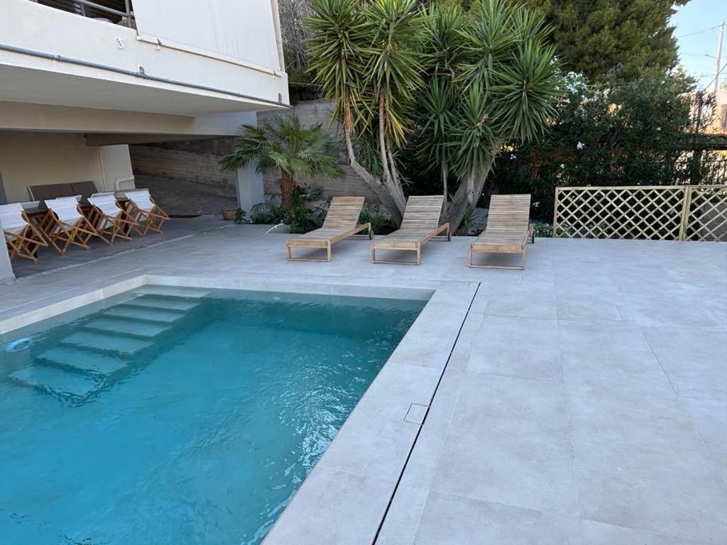 Bazén v ubytování Villa Waves - Agios Nikolaos Anavyssos nebo v jeho okolí