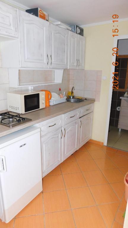 Kuchyň nebo kuchyňský kout v ubytování LiMa Apartman Ház