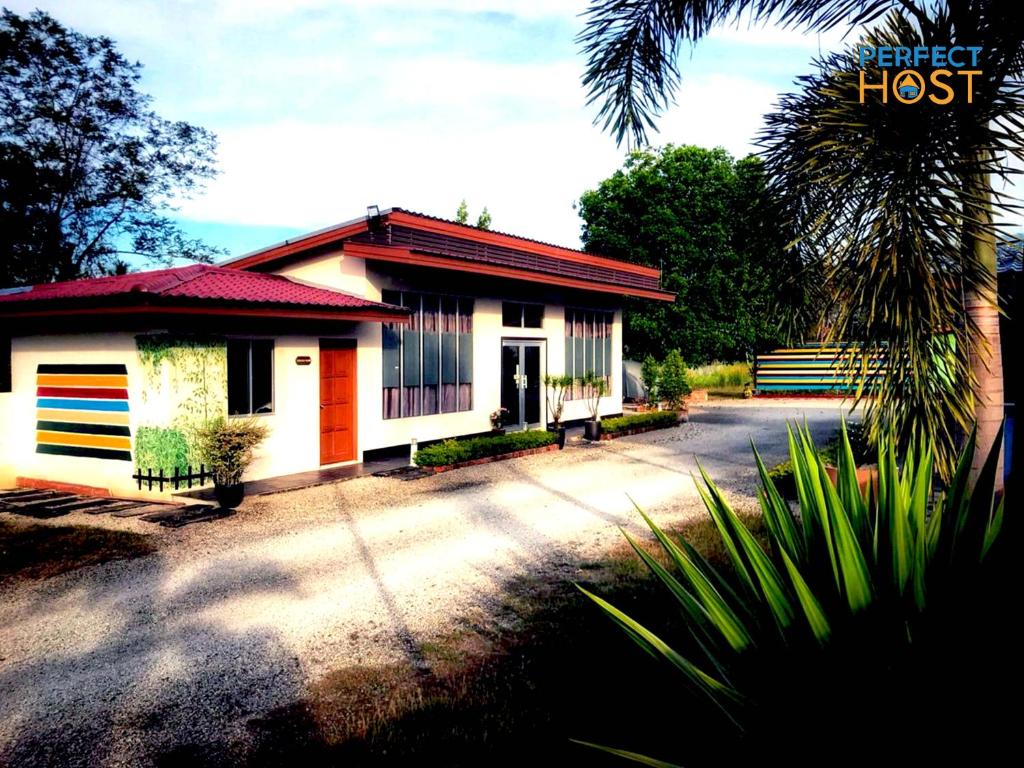 una piccola casa è seduta sul ciglio di una strada di Triima Inn Tanjung Rhu by Perfect Host ad Air Hangat