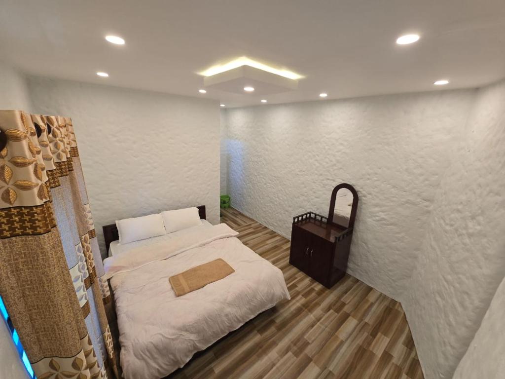Postel nebo postele na pokoji v ubytování Kailash villa and restro