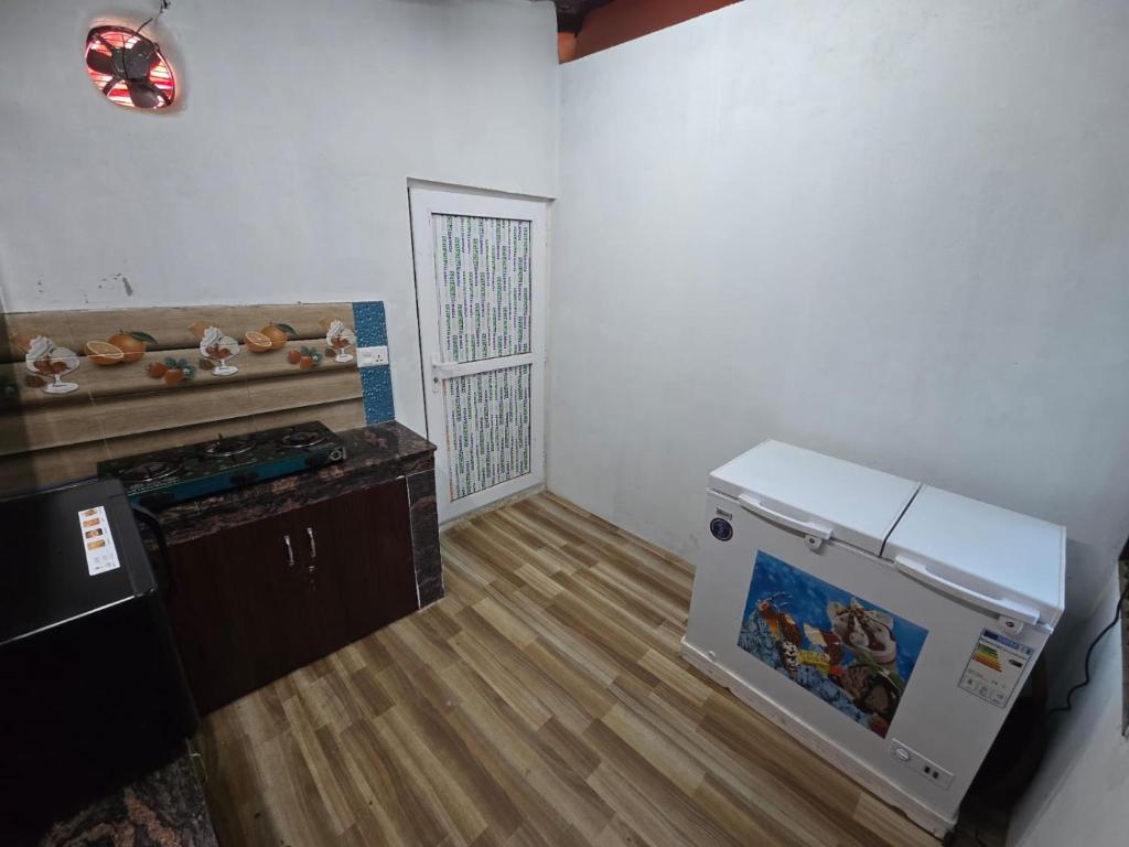 Kuchyň nebo kuchyňský kout v ubytování Kailash villa and restro