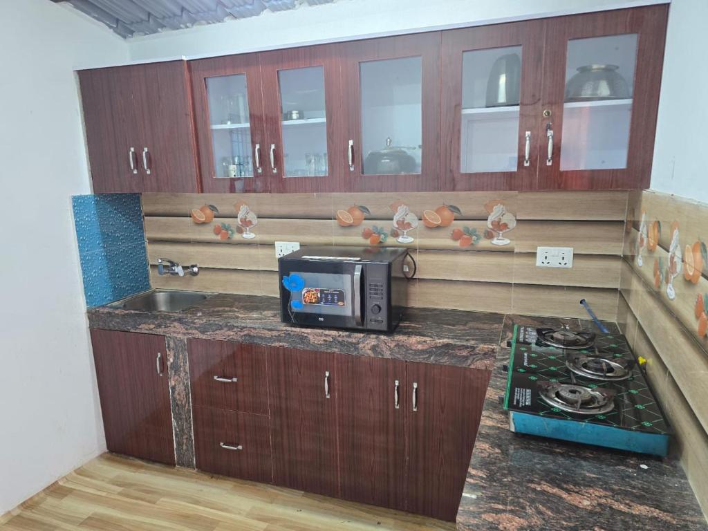 Kuchyň nebo kuchyňský kout v ubytování Kailash villa and restro