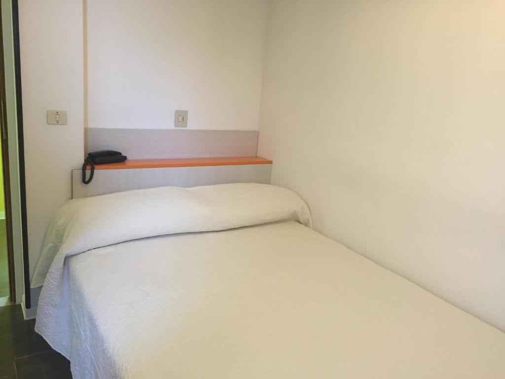 Postel nebo postele na pokoji v ubytování Hotel Halifax