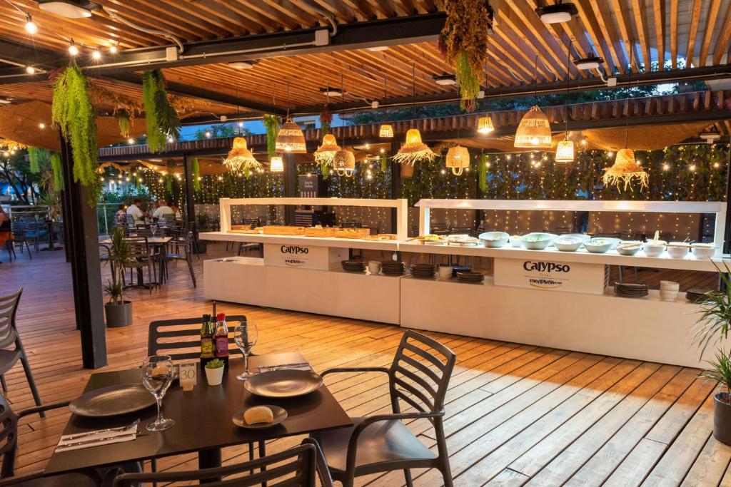 Reštaurácia alebo iné gastronomické zariadenie v ubytovaní Medplaya Hotel Calypso
