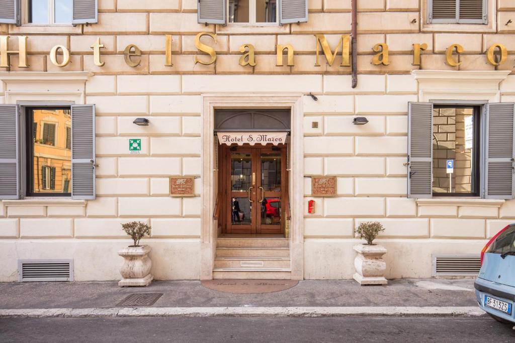 ein Gebäude mit einem Schild, das den Eingang zu einem Hotel liest in der Unterkunft Hotel San Marco in Rom