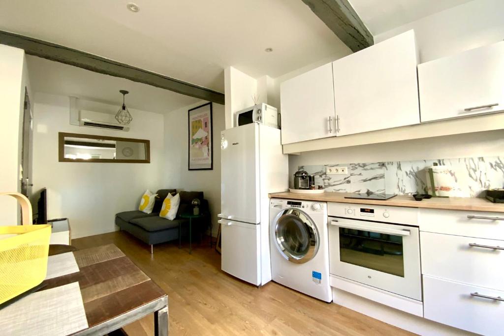 Η κουζίνα ή μικρή κουζίνα στο The cozy! Air-conditioned city centre with one bedroom