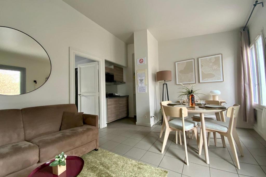 un salon avec un canapé et une table dans l'établissement Le fonctionnel - Grande terrasse en plein centre !, à Castelnau-le-Lez