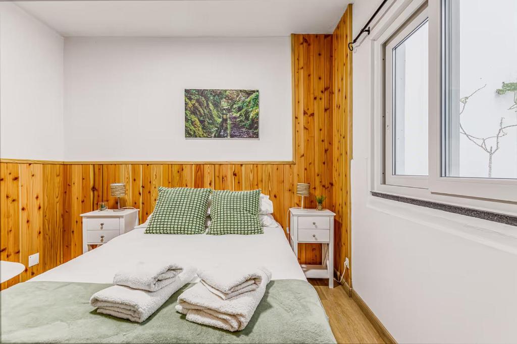 Un dormitorio con una cama y una ventana en Apartamentos Casas da Travessa T0 T2 T3, en Horta