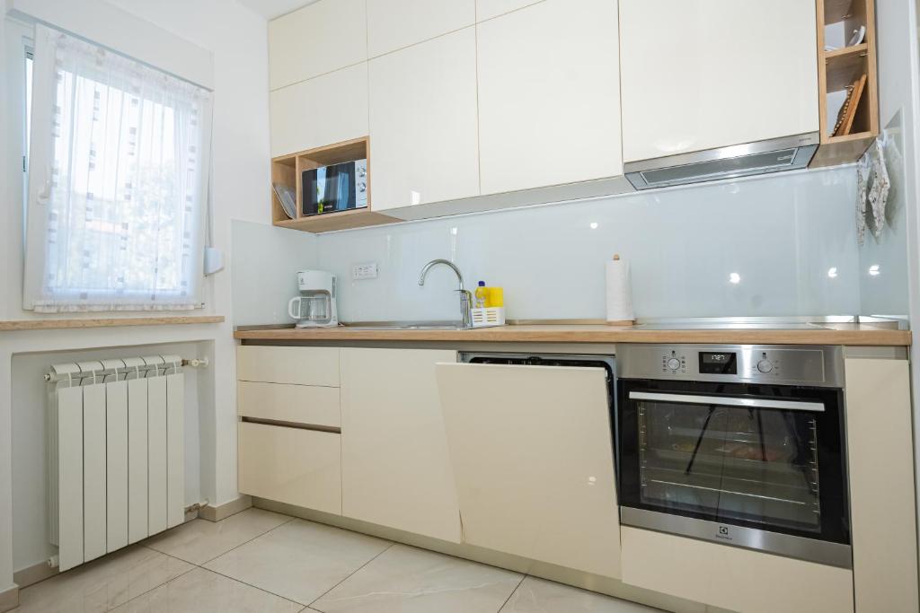 Kuchyň nebo kuchyňský kout v ubytování Apartmani Cimerman