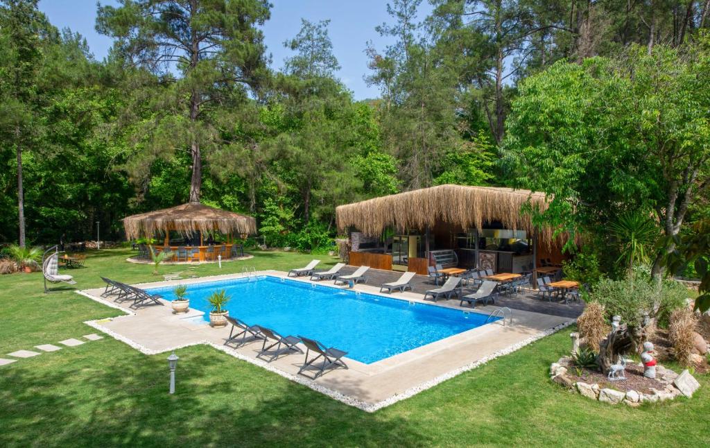 Bazén v ubytování Yusalis Garden Hotel nebo v jeho okolí