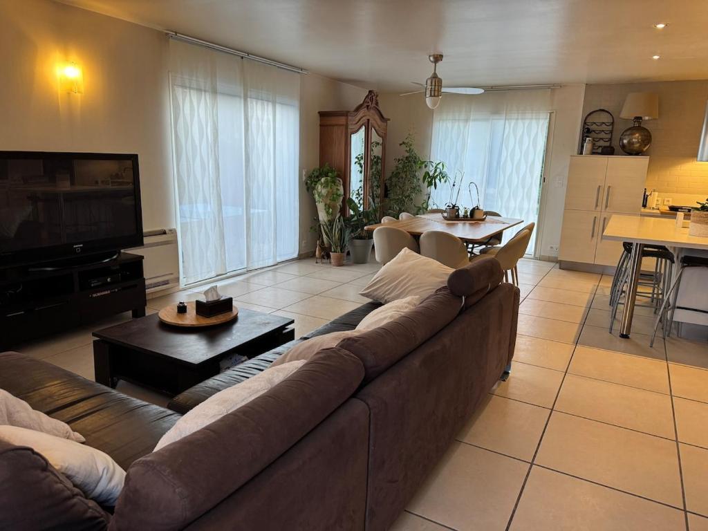 Il comprend un grand salon avec un canapé et une cuisine. dans l'établissement 3 bedroom house with pool, à Villeneuve