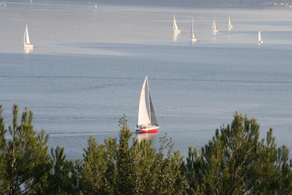 un voilier sur l'eau avec d'autres bateaux dans l'eau dans l'établissement Grand Mas en Provence avec piscine, à Istres