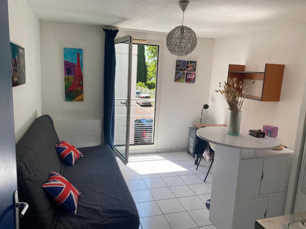 un salon avec un canapé et une table dans l'établissement Appartement accès direct rempart, à Avignon