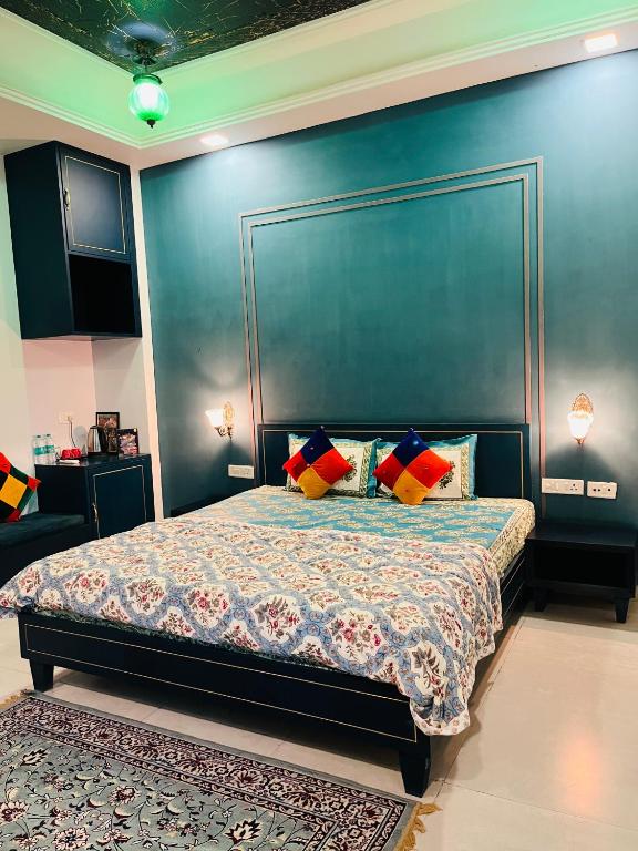 Postel nebo postele na pokoji v ubytování Shiv Kothi - Homestay