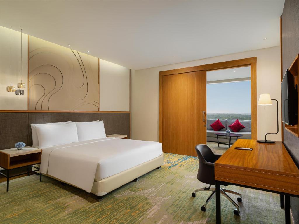 Postel nebo postele na pokoji v ubytování Radisson Golf & Convention Center Batam