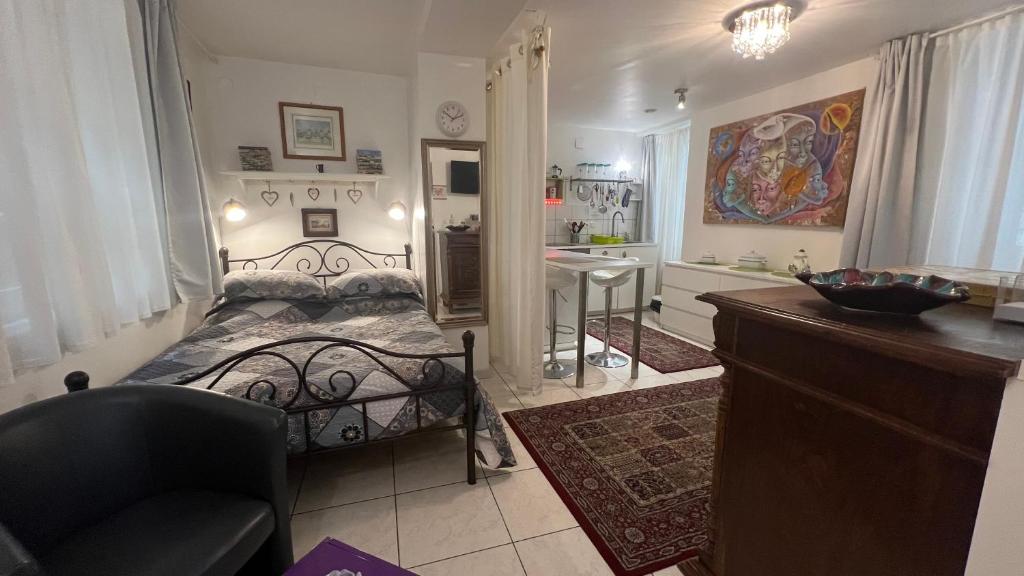 - une chambre avec un lit, une chaise et un bureau dans l'établissement La Cour des Cordonniers, Centre Cathédrale Petite France, à Strasbourg