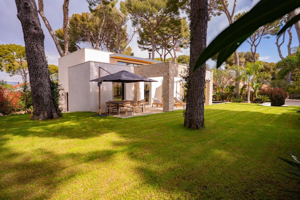 une maison avec une table de pique-nique dans une cour dans l'établissement Villa Koya, à Antibes