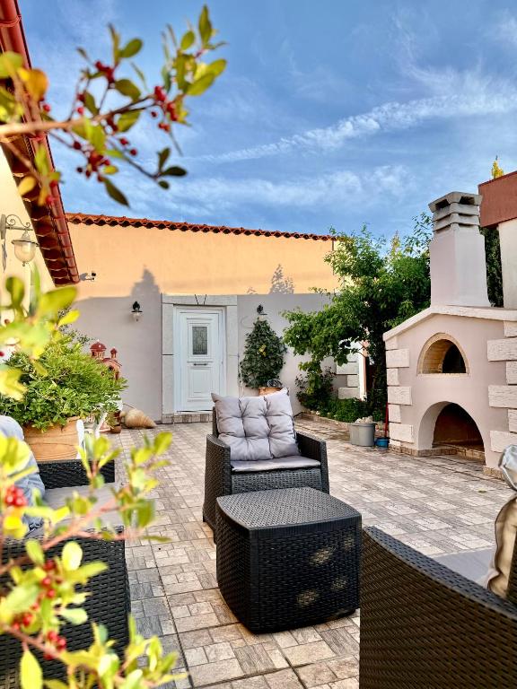 Posezení v ubytování Villa Asterousia with Heated Jacuzzi, BBQ & Lounge