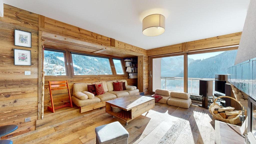 un salon avec un canapé et une table dans l'établissement SOLARIUM SR27 COSY & VIEW 4 Pers, à Châtel