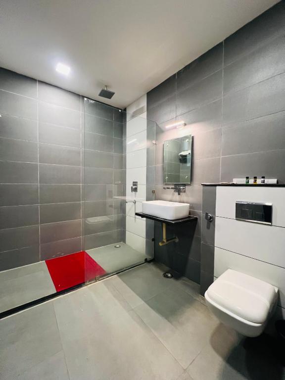 Un baño con inodoro, lavabo y ducha. en Shiv Kothi - Homestay, en Agra