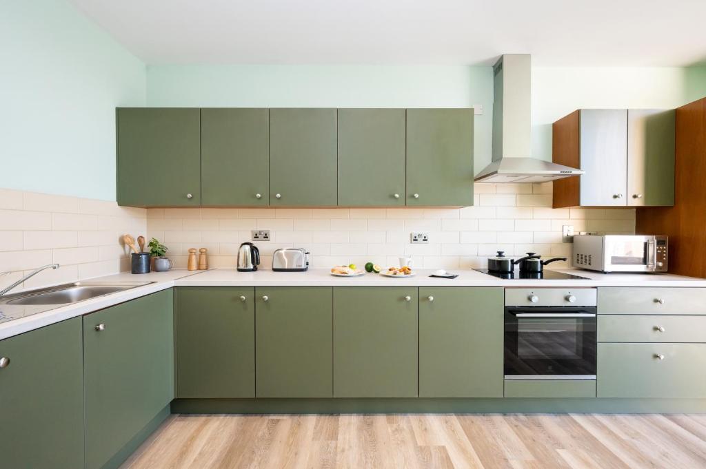 Kuchyň nebo kuchyňský kout v ubytování Staycity Aparthotels Dublin Augustine