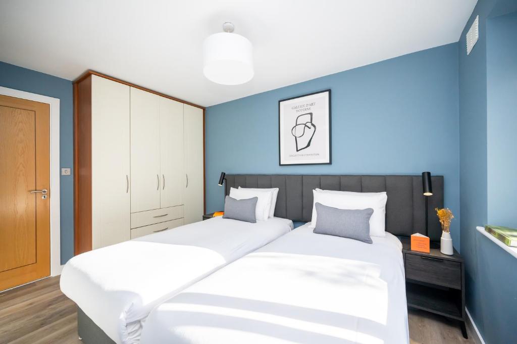 Postel nebo postele na pokoji v ubytování Staycity Aparthotels Dublin Augustine