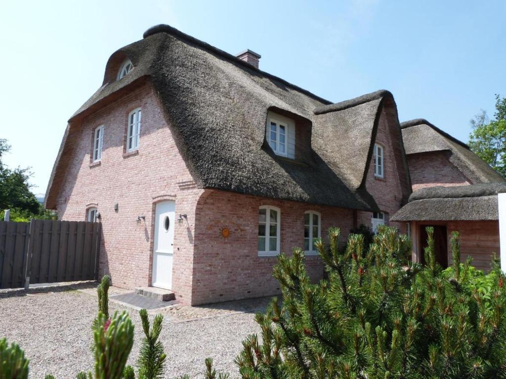 a large brick house with a thatched roof at Dat Lilli und Anni Huus in Böhl