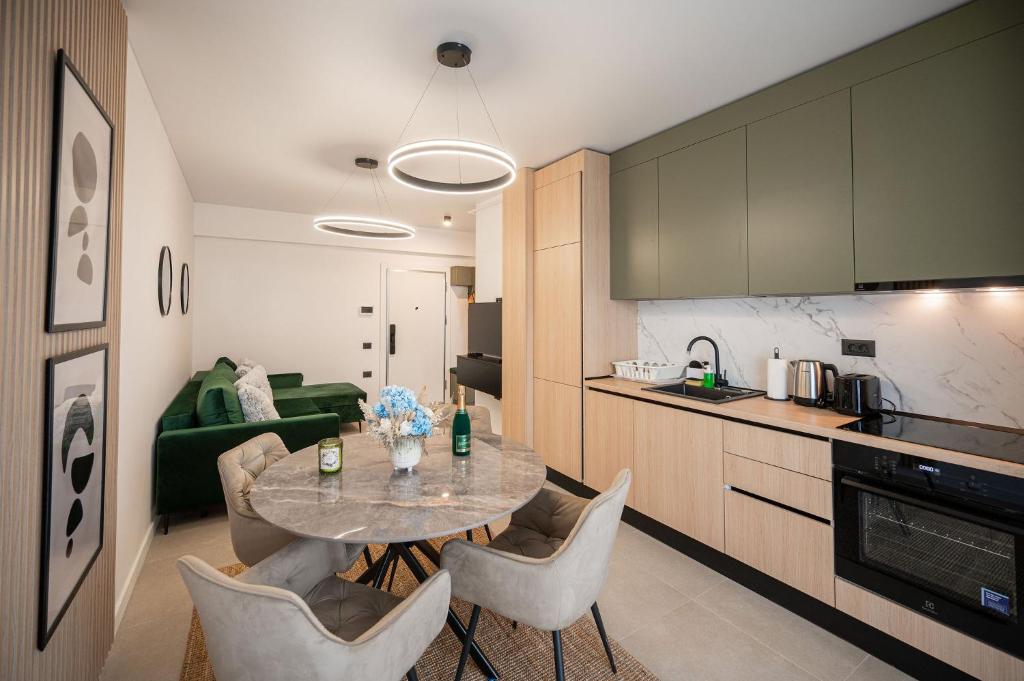 O bucătărie sau chicinetă la Beatrice Apartment in Odyssey Pool & Spa-parking