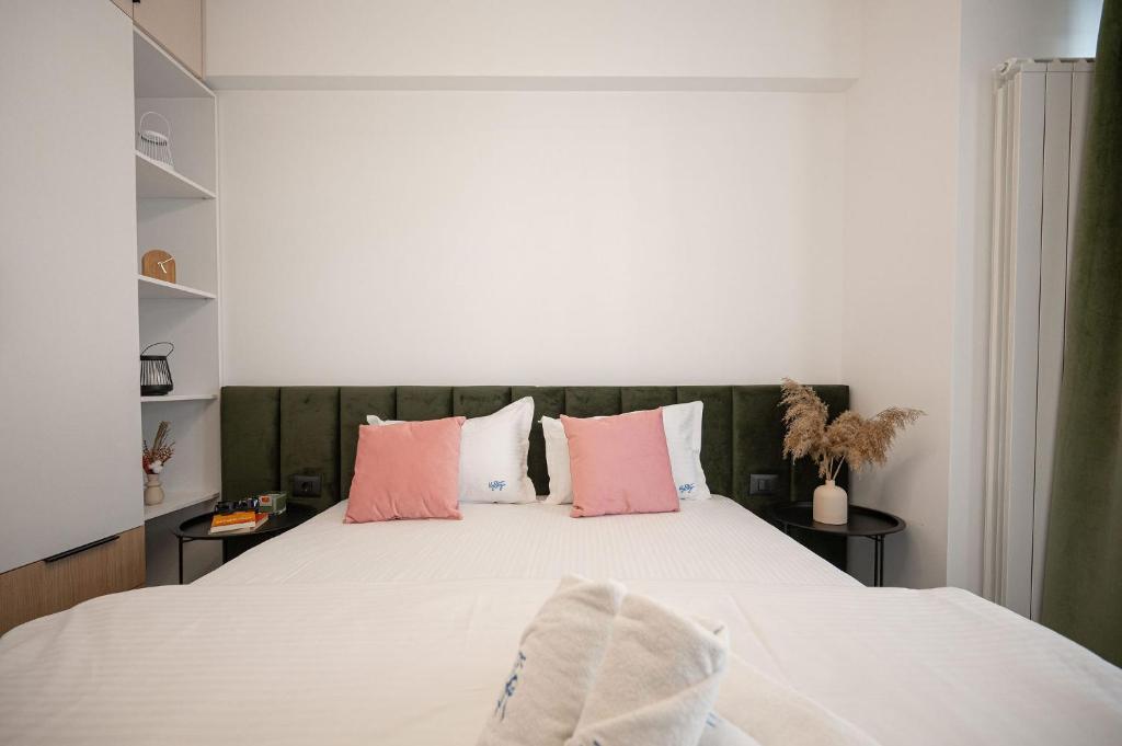 Un pat sau paturi într-o cameră la Beatrice Apartment in Odyssey Pool & Spa-parking