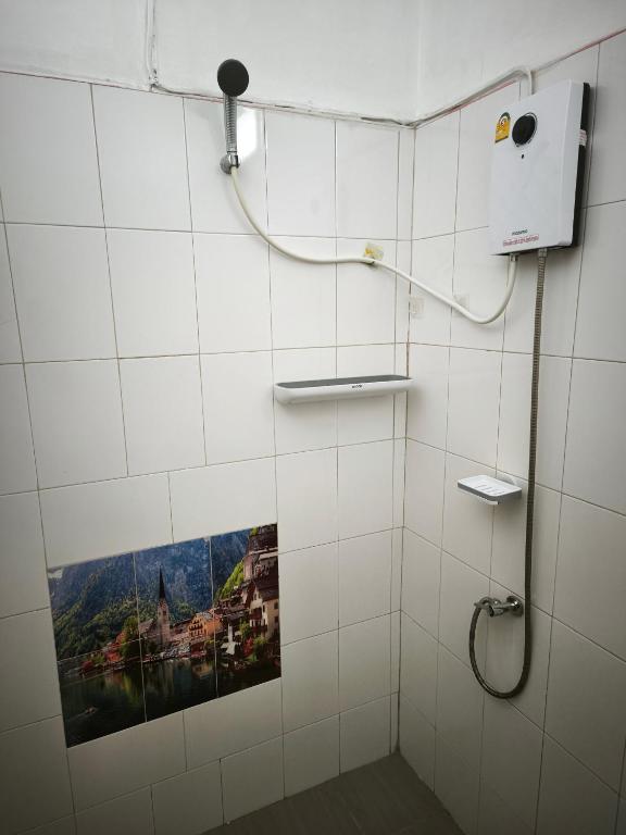 La salle de bains est pourvue d'une douche avec une photo murale. dans l'établissement The Secret Garden Homestay Koh Yao Yai, à Ban Lo Pla Lai (1)