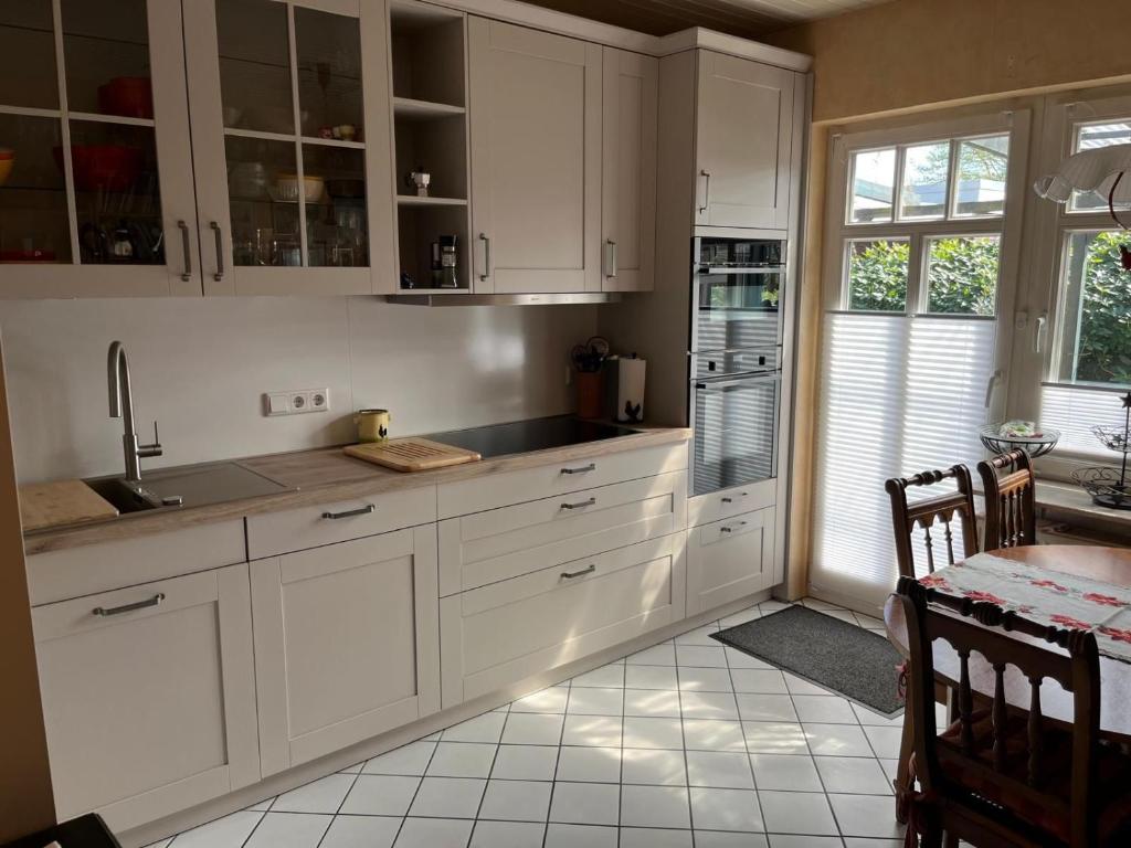 Kuchyň nebo kuchyňský kout v ubytování Ferienhaus Frerichs 15209