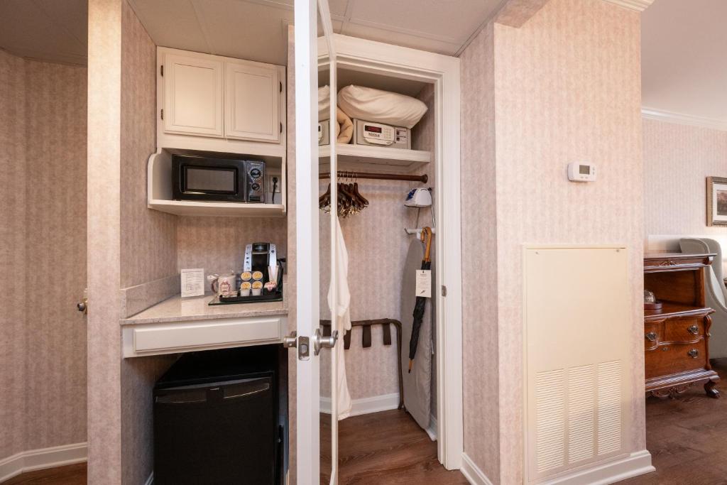 Kuchyň nebo kuchyňský kout v ubytování Boardwalk Plaza Hotel