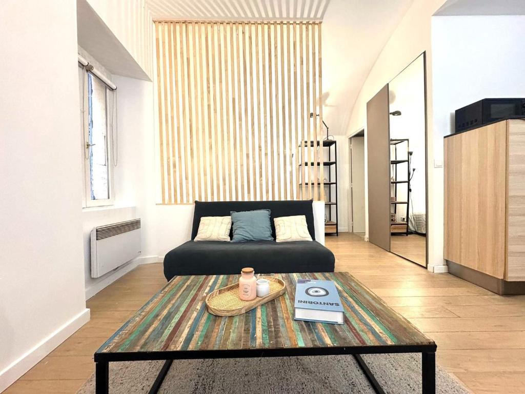 - un salon avec un lit et une table basse dans l'établissement Studio vieux nice coulee verte, à Nice