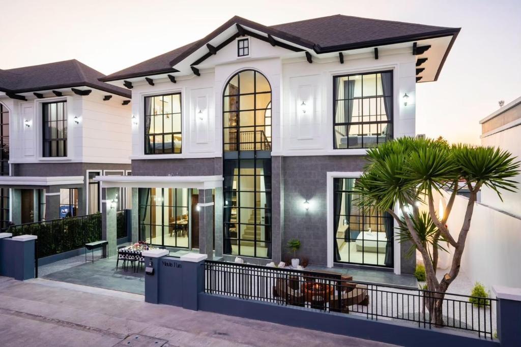 d'une maison avec fenêtres dans l'établissement Mavia fun poolvilla pattaya, à Nong Prue