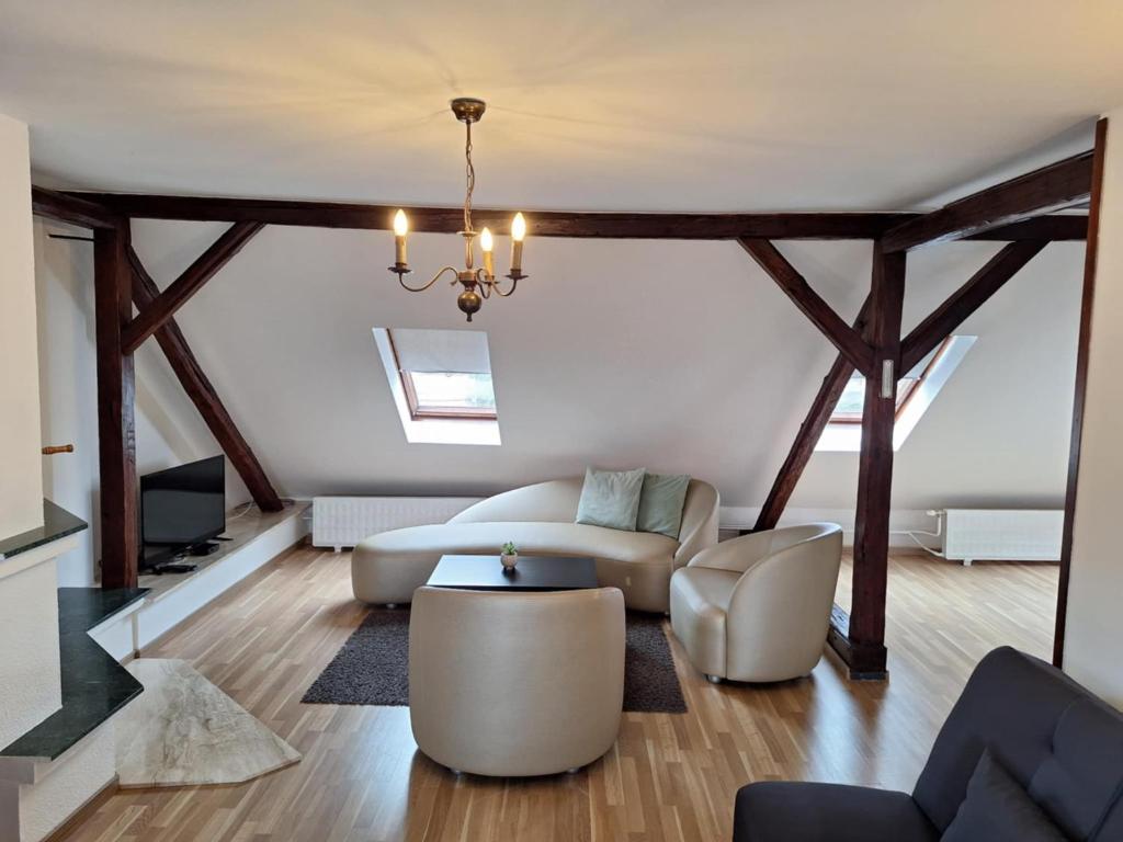 salon z kanapą i stołem w obiekcie Star Apartments w Pieszczanach