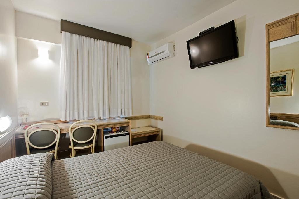 TV a/nebo společenská místnost v ubytování Trevi Hotel e Business
