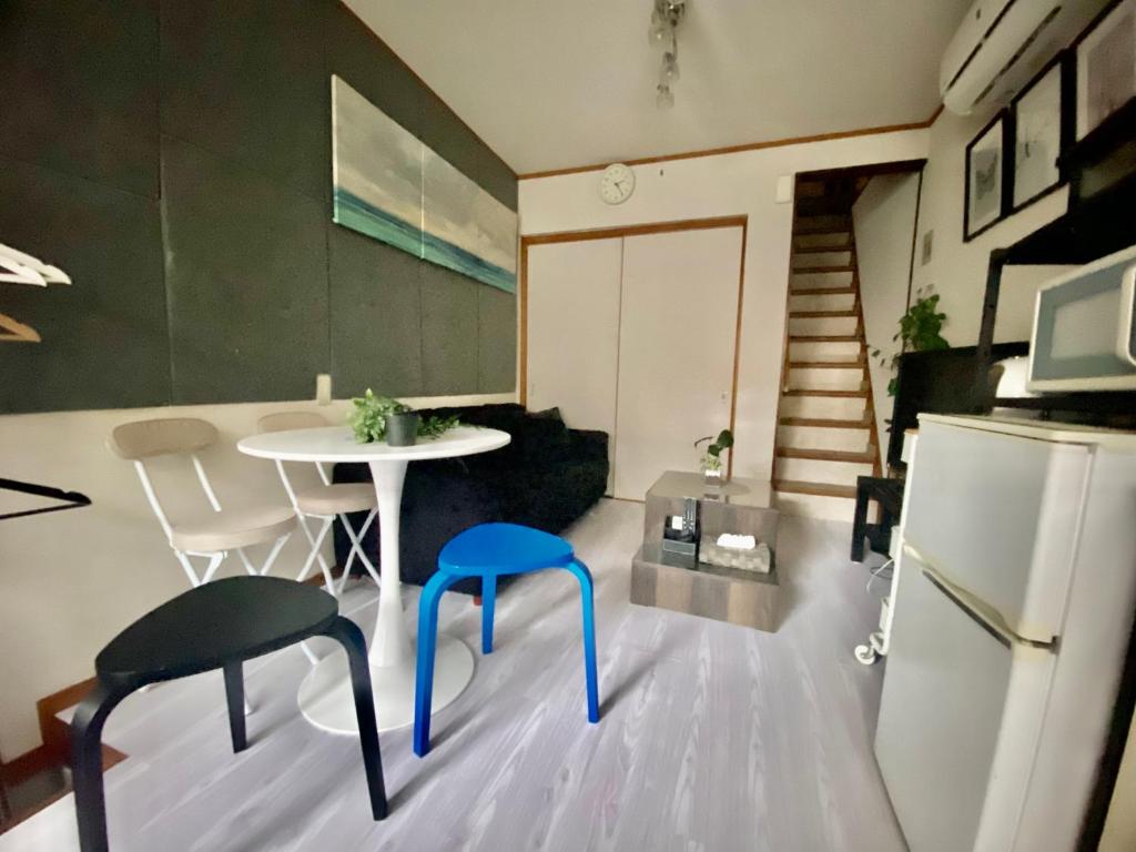 A cozinha ou cozinha compacta de Momodani 72 two-story detached house