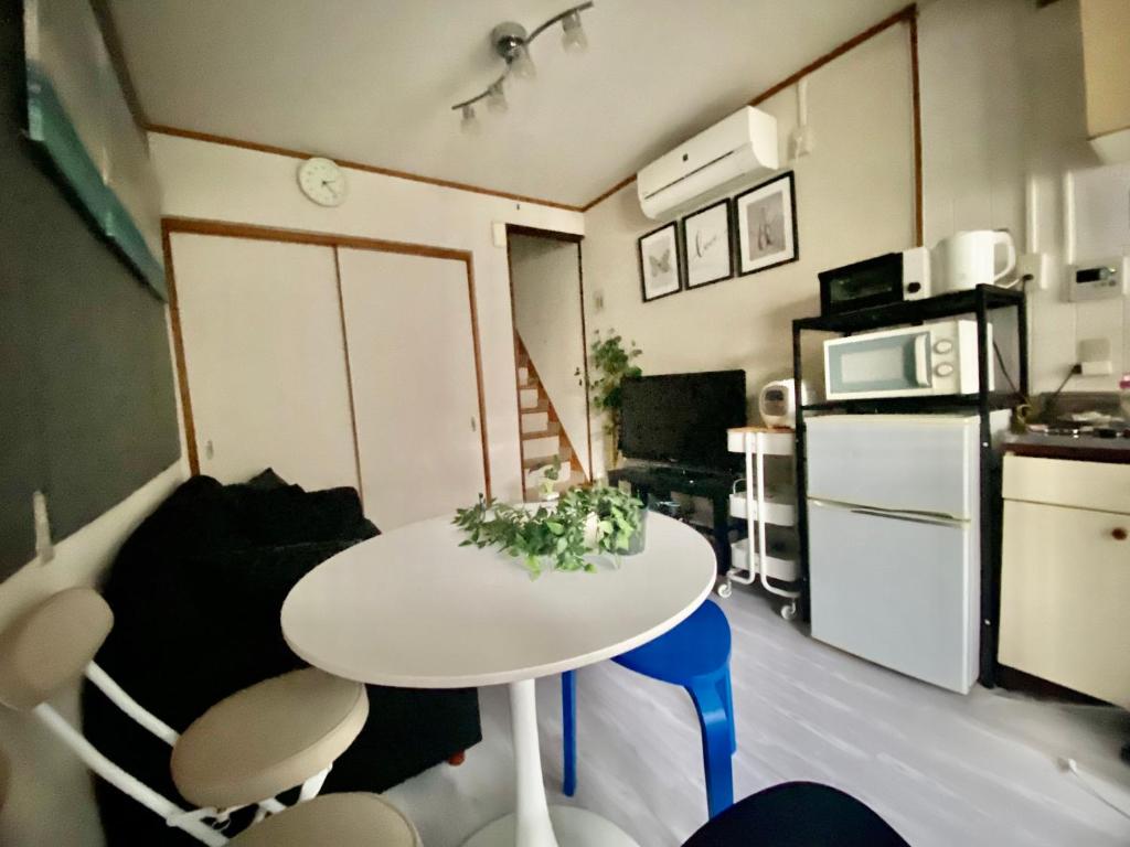A cozinha ou cozinha compacta de Momodani 72 two-story detached house