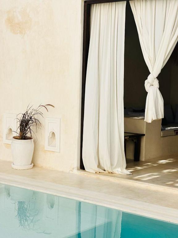 Bazén v ubytování Tulia House Lamu nebo v jeho okolí