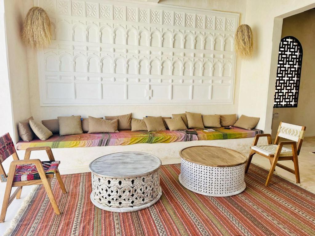 Posezení v ubytování Tulia House Lamu