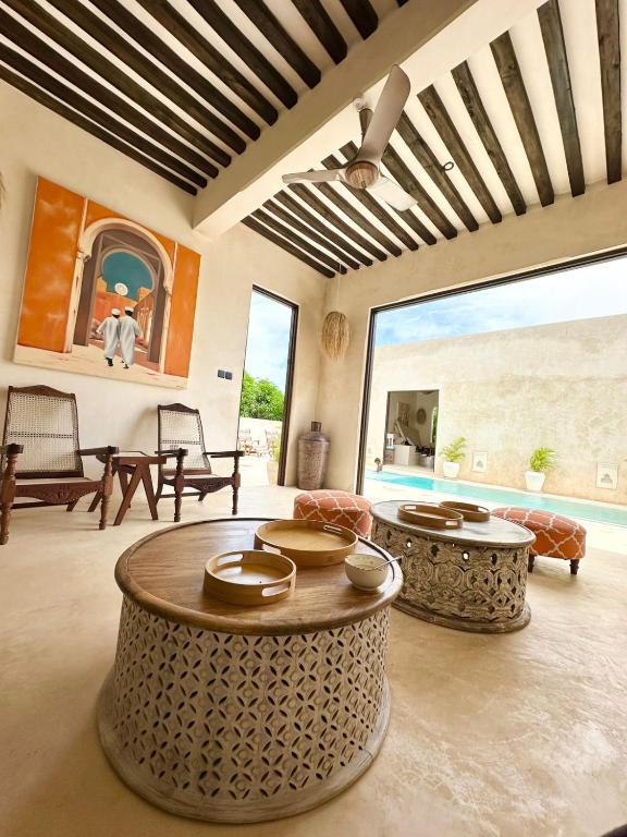 Posezení v ubytování Tulia House Lamu