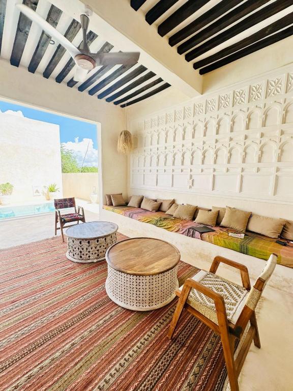 Posezení v ubytování Tulia House Lamu
