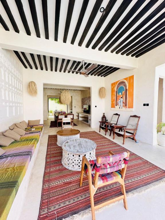 Posezení v ubytování Tulia House Lamu