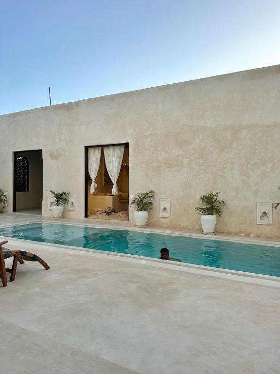 Bazén v ubytování Tulia House Lamu nebo v jeho okolí