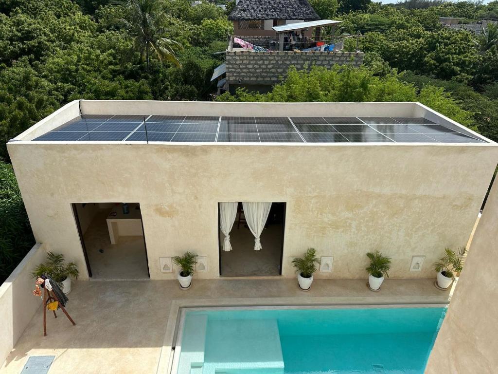 Bazén v ubytování Tulia House Lamu nebo v jeho okolí
